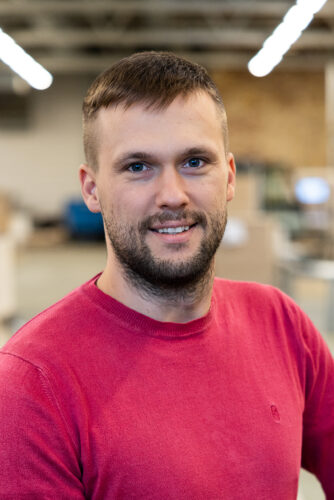 Kristaps Liepiņš, SIA Troja kokapstrādes tehnologs, uzrauga un optimizē kokapstrādes procesus ražošanā.