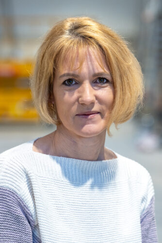 Evija Jurševiča, SIA Troja maiņas meistars Saulkalnē, uzrauga ražošanas procesu un nodrošina darba kārtību.